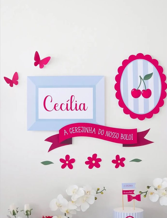 Detalhe dos quadros decorativos com o nome e a cereja